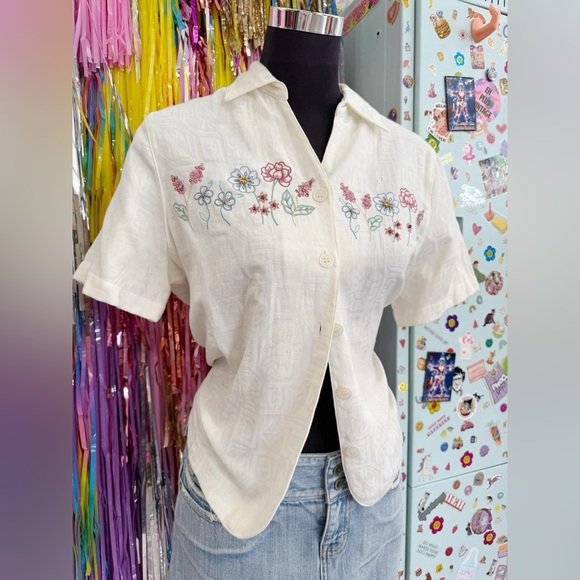 Vintage 90s Alfred Dunner cream button up blouse with floral embroidery. - Picture 2 of 8